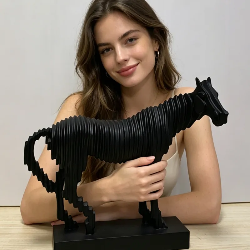 White/Dark Horse Mid-sized