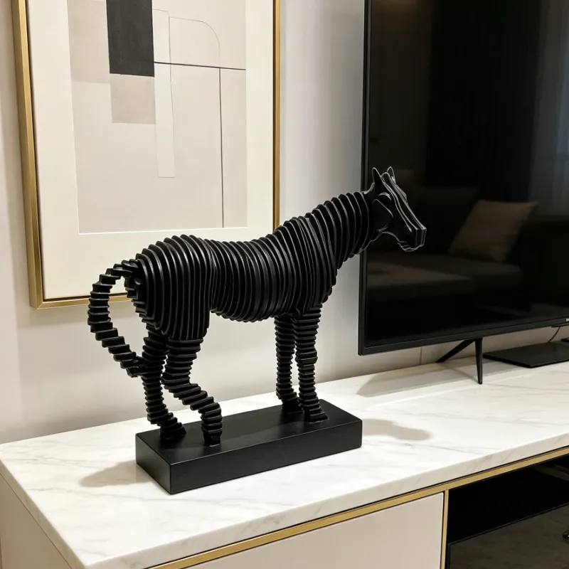 White/Dark Horse Mid-sized
